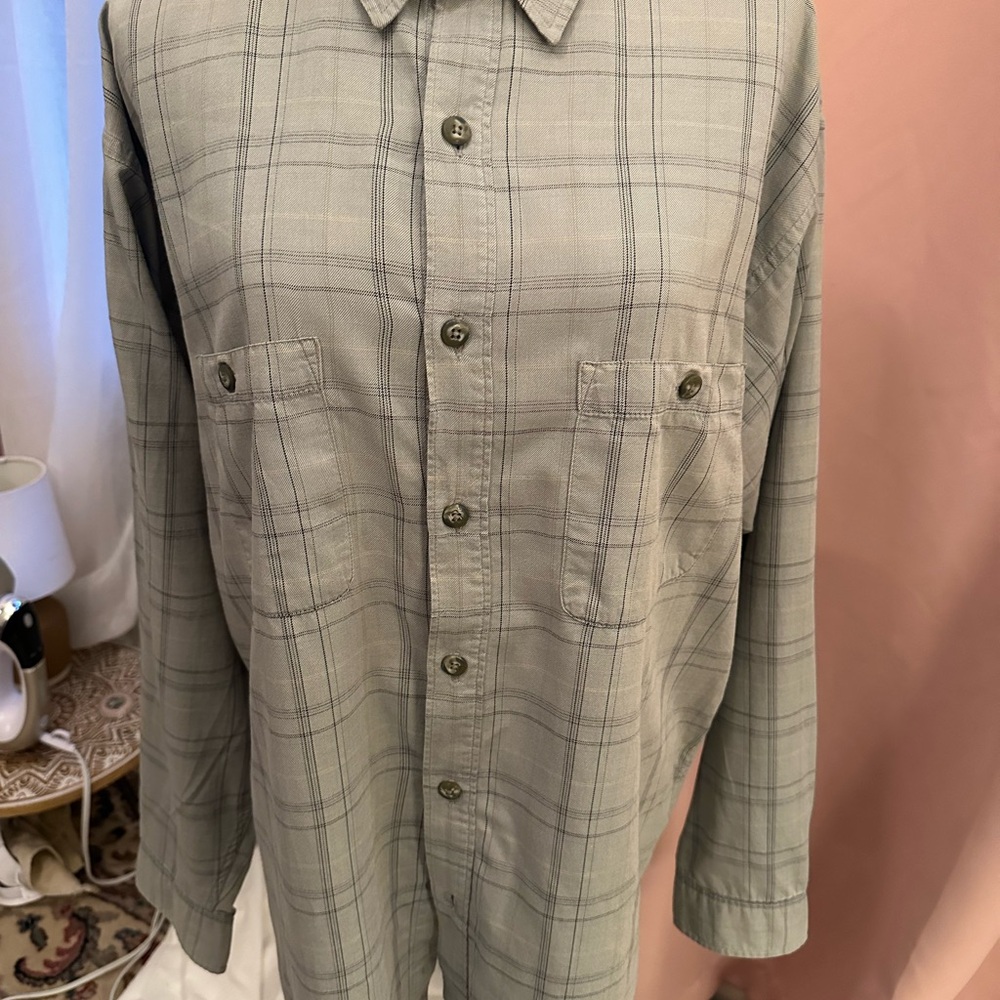 Men’s Patagonia long sleeve button down shirt. 100% cotton